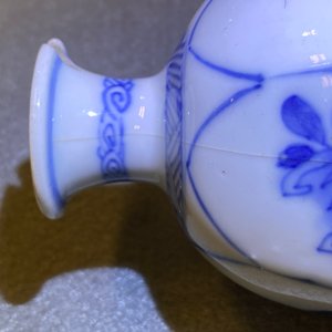 Trois vases et un plat en porcelaine de Chine en bleu et blanc, époque Transition et Kangxi — photo 18