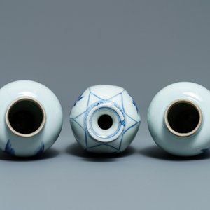 Trois vases et un plat en porcelaine de Chine en bleu et blanc, époque Transition et Kangxi — photo 8