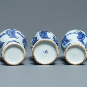 Trois vases et un plat en porcelaine de Chine en bleu et blanc, époque Transition et Kangxi — photo 9