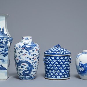 Trois vases et un pot couvert en porcelaine de Chine bleu et blanc, 19/20ème — photo 1