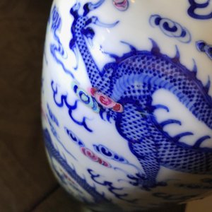 Trois vases et un pot couvert en porcelaine de Chine bleu et blanc, 19/20ème — photo 13
