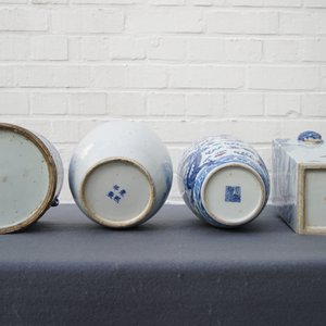 Trois vases et un pot couvert en porcelaine de Chine bleu et blanc, 19/20ème — photo 17