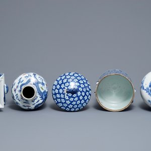 Trois vases et un pot couvert en porcelaine de Chine bleu et blanc, 19/20ème — photo 5
