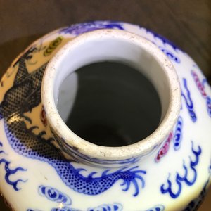 Trois vases et un pot couvert en porcelaine de Chine bleu et blanc, 19/20ème — photo 10