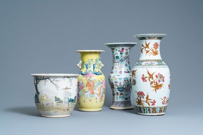 Trois vases et une jardinière en porcelaine de Chine famille rose, 19ème