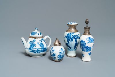 Trois vases et une théière en porcelaine de Chine en bleu et blanc aux montures en argent, Kangxi