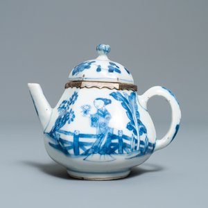 Trois vases et une théière en porcelaine de Chine en bleu et blanc aux montures en argent, Kangxi — photo 11
