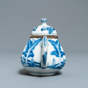 Trois vases et une théière en porcelaine de Chine en bleu et blanc aux montures en argent, Kangxi — photo 12