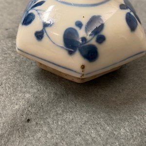 Trois vases et une théière en porcelaine de Chine en bleu et blanc aux montures en argent, Kangxi — photo 18