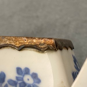 Trois vases et une théière en porcelaine de Chine en bleu et blanc aux montures en argent, Kangxi — photo 19