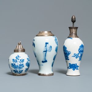 Trois vases et une théière en porcelaine de Chine en bleu et blanc aux montures en argent, Kangxi — photo 3