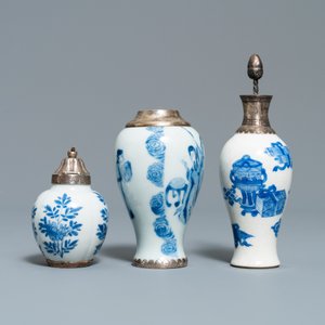 Trois vases et une théière en porcelaine de Chine en bleu et blanc aux montures en argent, Kangxi — photo 4