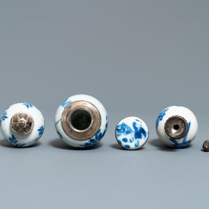Trois vases et une théière en porcelaine de Chine en bleu et blanc aux montures en argent, Kangxi — photo 6