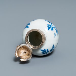 Trois vases et une théière en porcelaine de Chine en bleu et blanc aux montures en argent, Kangxi — photo 8