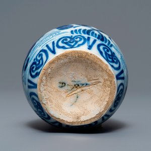 Trois vases et une verseuse en faïence de Delft bleu et blanc, 17/18ème — photo 13