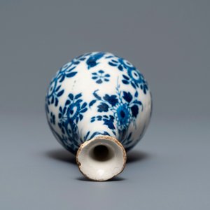 Trois vases et une verseuse en faïence de Delft bleu et blanc, 17/18ème — photo 18