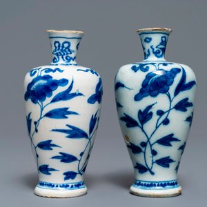 Trois vases et une verseuse en faïence de Delft bleu et blanc, 17/18ème — photo 3