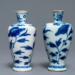Trois vases et une verseuse en faïence de Delft bleu et blanc, 17/18ème — photo 5