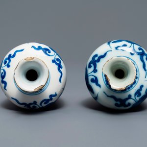Trois vases et une verseuse en faïence de Delft bleu et blanc, 17/18ème — photo 6