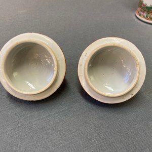 Trois vases, un bol et un plat en porcelaine de Chine, 19/20ème — photo 22
