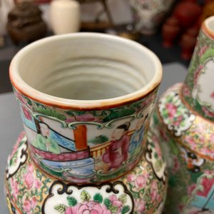 Trois vases, un bol et un plat en porcelaine de Chine, 19/20ème — photo 24