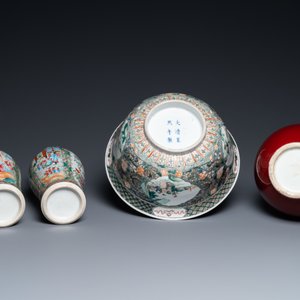 Trois vases, un bol et un plat en porcelaine de Chine, 19/20ème — photo 7