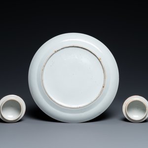 Trois vases, un bol et un plat en porcelaine de Chine, 19/20ème — photo 9