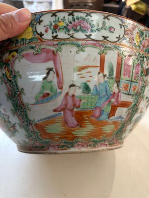 Trois vases, un grand bol et une assiette en porcelaine de Chine famille rose de Canton, 19/20ème — photo 20