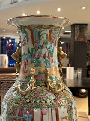 Trois vases, un grand bol et une assiette en porcelaine de Chine famille rose de Canton, 19/20ème — photo 25