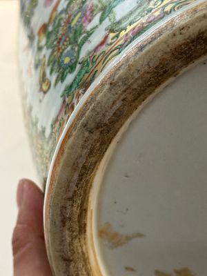 Trois vases, un grand bol et une assiette en porcelaine de Chine famille rose de Canton, 19/20ème — photo 31