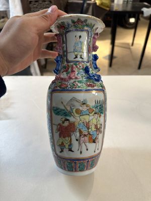 Trois vases, un grand bol et une assiette en porcelaine de Chine famille rose de Canton, 19/20ème — photo 4