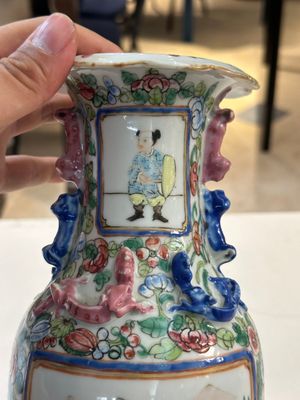 Trois vases, un grand bol et une assiette en porcelaine de Chine famille rose de Canton, 19/20ème — photo 6