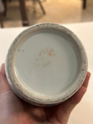 Trois vases, un grand bol et une assiette en porcelaine de Chine famille rose de Canton, 19/20ème — photo 10