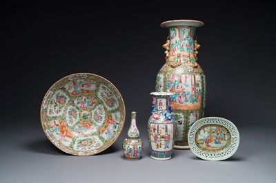 Trois vases, un grand bol et une assiette en porcelaine de Chine famille rose de Canton, 19/20ème