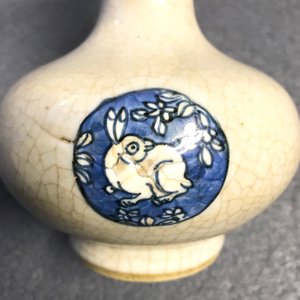 Trois vases, un lave-pinceaux et un bol sur piedouche en porcelaine de Chine en bleu et blanc, Ming et après — photo 12