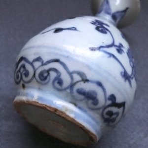 Trois vases, un lave-pinceaux et un bol sur piedouche en porcelaine de Chine en bleu et blanc, Ming et après — photo 15