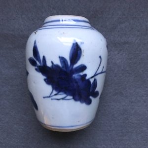 Trois vases, un lave-pinceaux et un bol sur piedouche en porcelaine de Chine en bleu et blanc, Ming et après — photo 20