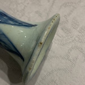 Trois vases, un lave-pinceaux et un bol sur piedouche en porcelaine de Chine en bleu et blanc, Ming et après — photo 23