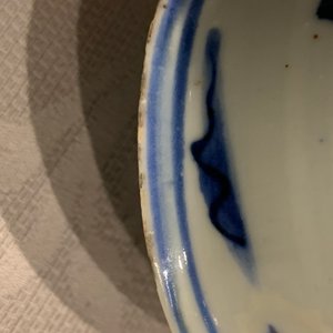Trois vases, un lave-pinceaux et un bol sur piedouche en porcelaine de Chine en bleu et blanc, Ming et après — photo 26