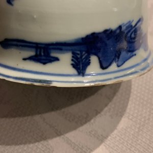 Trois vases, un lave-pinceaux et un bol sur piedouche en porcelaine de Chine en bleu et blanc, Ming et après — photo 27