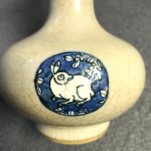 Trois vases, un lave-pinceaux et un bol sur piedouche en porcelaine de Chine en bleu et blanc, Ming et après — photo 10