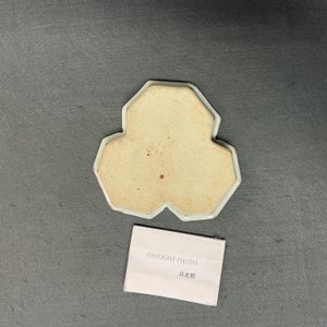 Trois verseuses couvertes sur présentoir en porcelaine de Chine de style Imari, Kangxi — photo 11