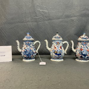 Trois verseuses couvertes sur présentoir en porcelaine de Chine de style Imari, Kangxi — photo 12