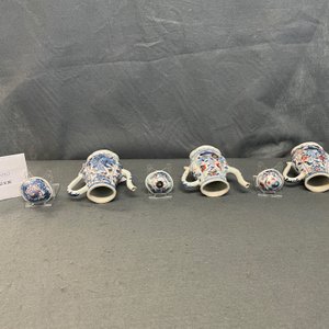 Trois verseuses couvertes sur présentoir en porcelaine de Chine de style Imari, Kangxi — photo 14
