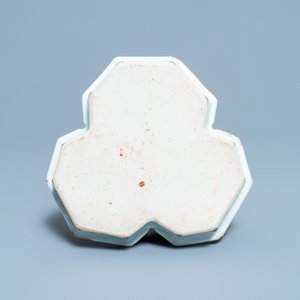 Trois verseuses couvertes sur présentoir en porcelaine de Chine de style Imari, Kangxi — photo 3