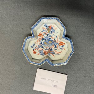 Trois verseuses couvertes sur présentoir en porcelaine de Chine de style Imari, Kangxi — photo 10