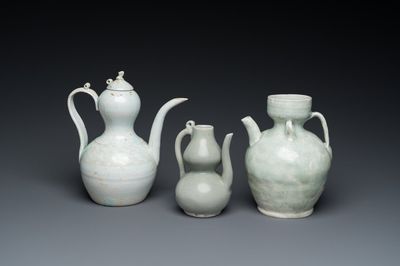 Trois verseuses en porcelaine de Chine à émail en céladon et qingbai, Song et postérieur