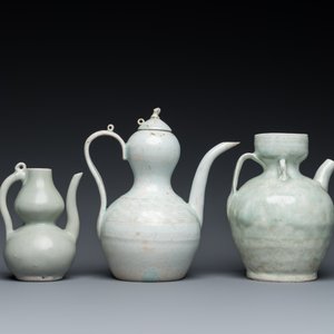 Trois verseuses en porcelaine de Chine à émail en céladon et qingbai, Song et postérieur — photo 2