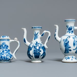 Trois verseuses en porcelaine de Chine en bleu et blanc, Kangxi — photo 4