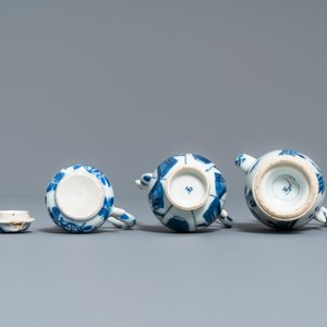 Trois verseuses en porcelaine de Chine en bleu et blanc, Kangxi — photo 7